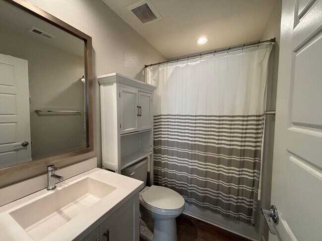 Building Photo - Updated 4 Bedroom 3.5 bath Condo located i...