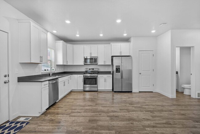 Building Photo - Stunning Row End Townhome In Great Location!