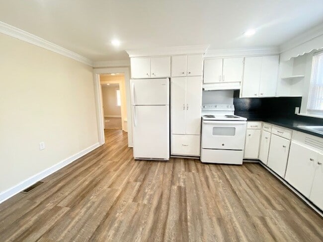 Building Photo - 2 Bedroom Home w/ a huge deck and yard