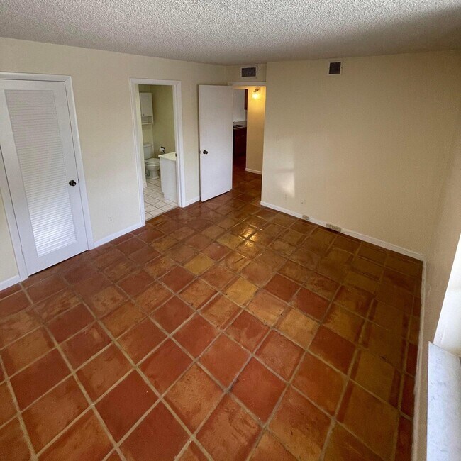 Building Photo - 9 Royal Palm Way