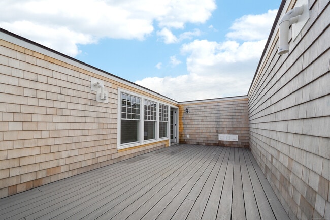 Building Photo - 8 Husted Ln