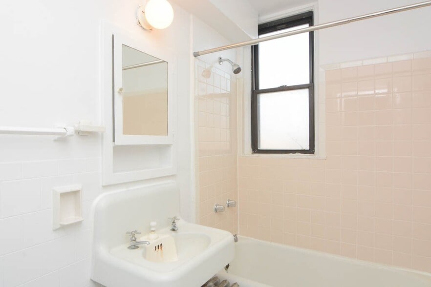 Building Photo - 3335 W Diversey Ave