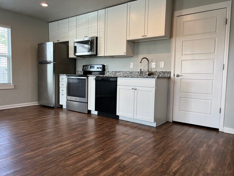 Open kitchen with pantry - 2106 Mesa Ave