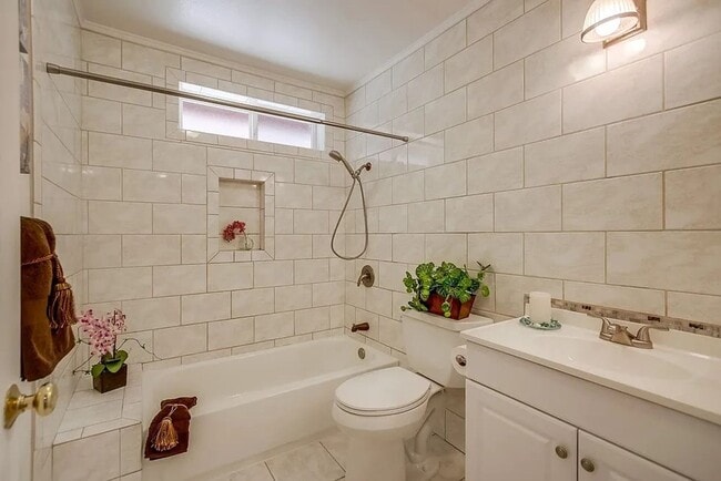 Building Photo - Charming 3 Bed 2 Bath In Spring Valley