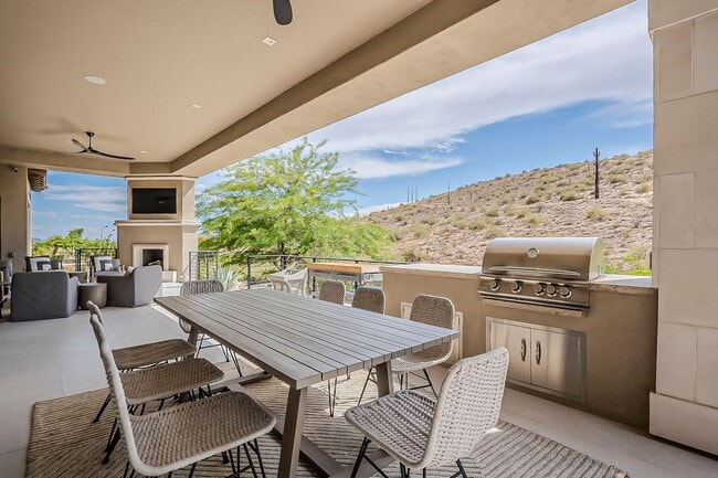 Building Photo - Luxury Home ready for January Move-in