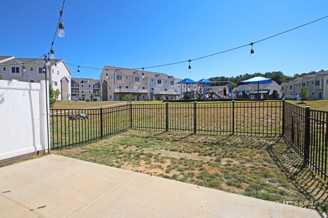 Building Photo - "Impressive 3-Bed Townhouse with Fenced in Backyard!"