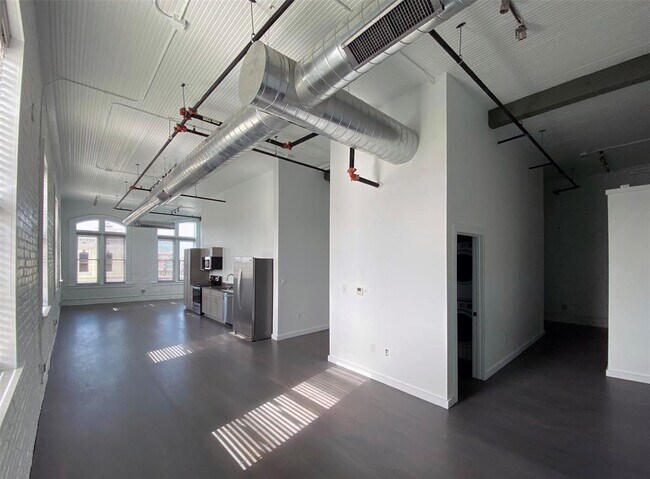 Building Photo - 102 E 2nd St