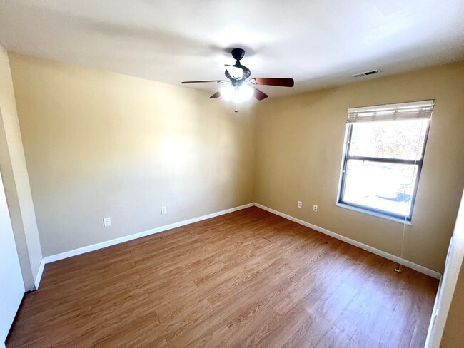 Building Photo - Adorable 2 Bedroom 1 Bath 2bd Floor Condo ...