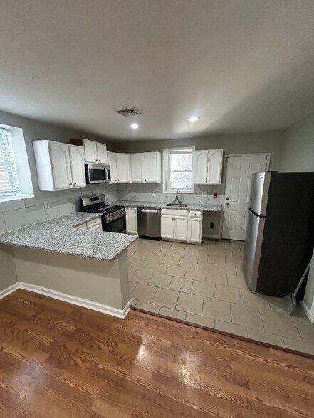 Building Photo - 1311 S 52nd St