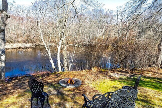 Building Photo - 371 S River Rd