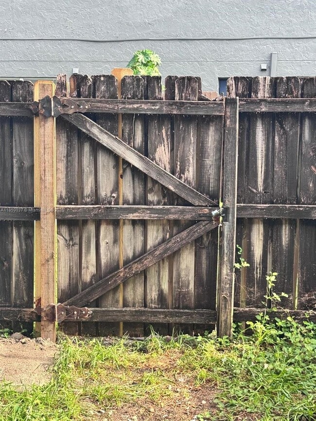 Building Photo - 4605 NW 9th Dr