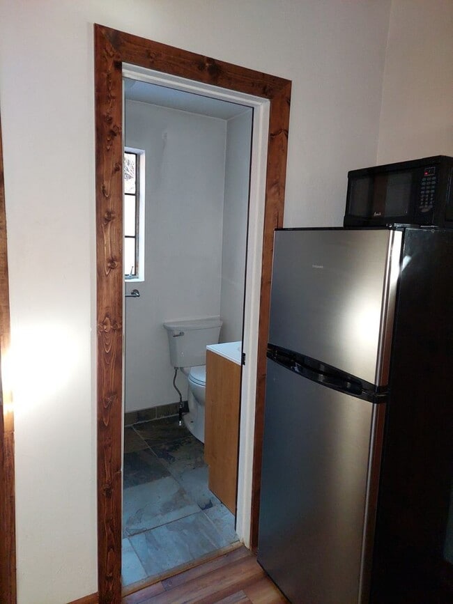 Building Photo - Cute pet friendly duplex studio Available 4/6/26 for viewing and renting in the Al Tahoe neighbor...