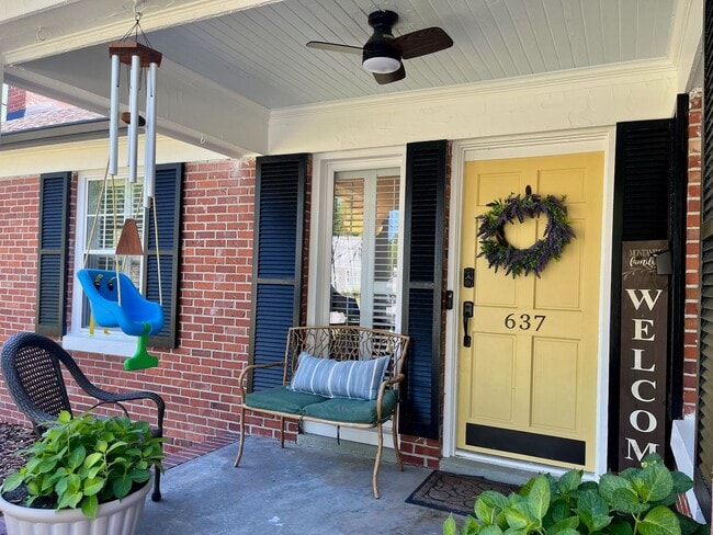 Building Photo - 3/2 Duplex Conveniently Situated in an Established Neighborhood!