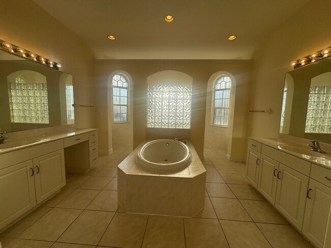 Building Photo - 401 SW 33rd Ave