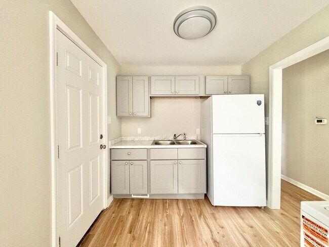 Building Photo - Renovated 3-bedroom convenient to I-40