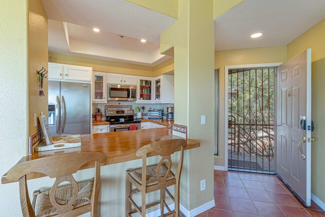Building Photo - 6655 N Canyon Crest Dr