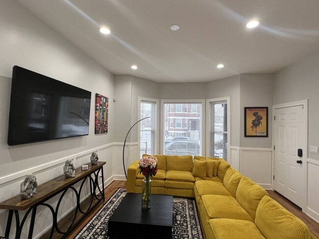 Building Photo - 6613 S Langley Ave