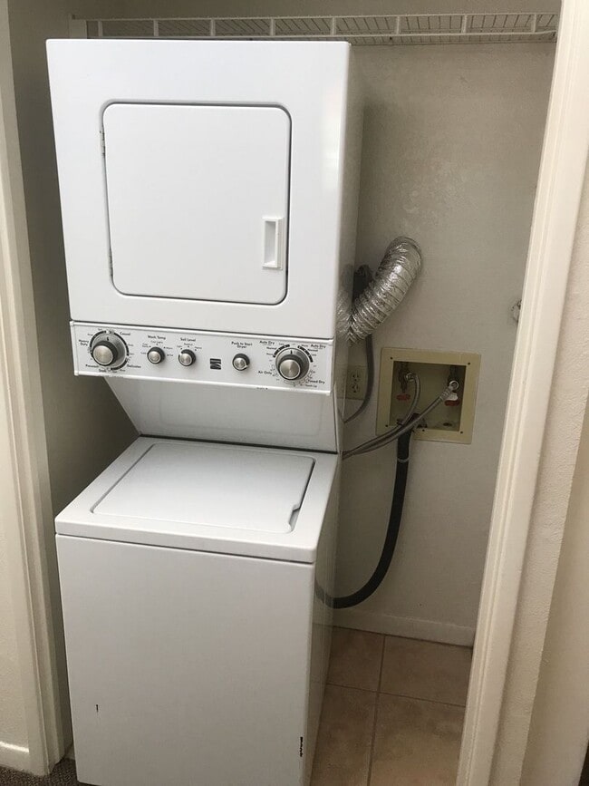Building Photo - Light-Filled 2-Bed Tucson Rental w/ Vaulte...
