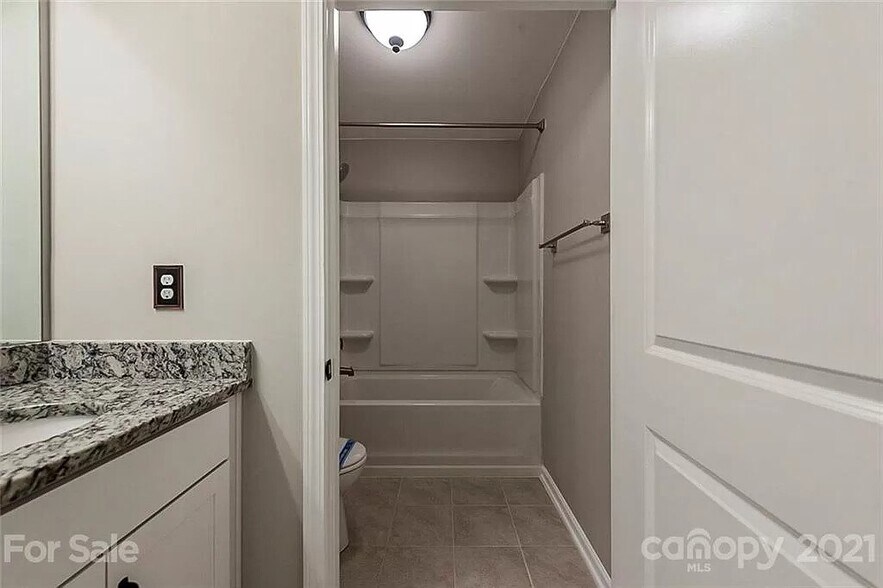 Building Photo - 988 Pennington Dr