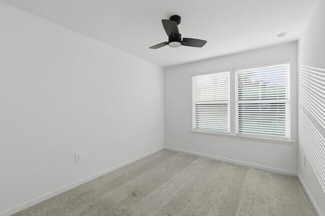 Building Photo - 3-Bedroom Oak Hammock Townhome – Internet Included!