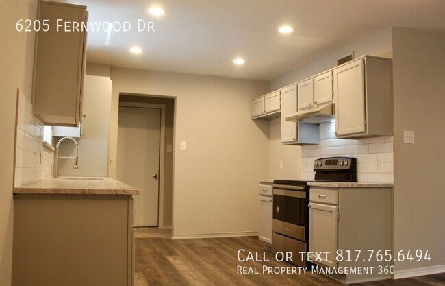Building Photo - 6205 Fernwood Dr