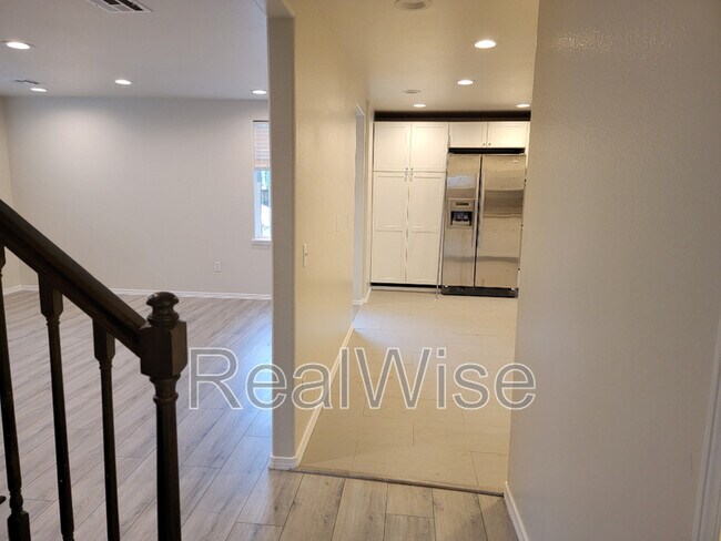 Building Photo - 344 W Selmar Ct