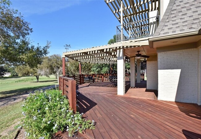 Building Photo - 2802 S Doral Dr