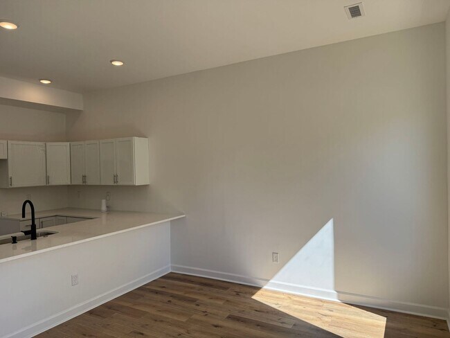 Building Photo - Brand new luxury townhome on the eastside....