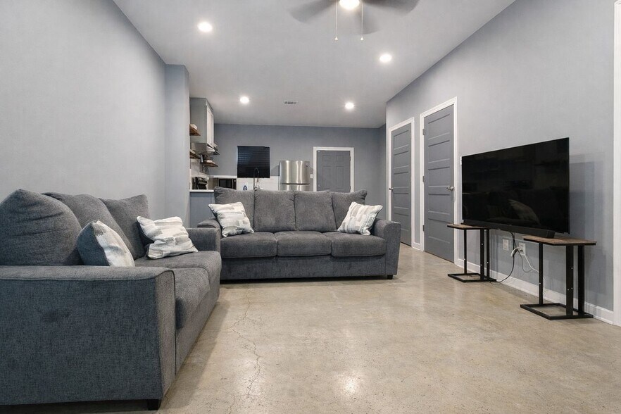 Building Photo - 343 W Johnson St