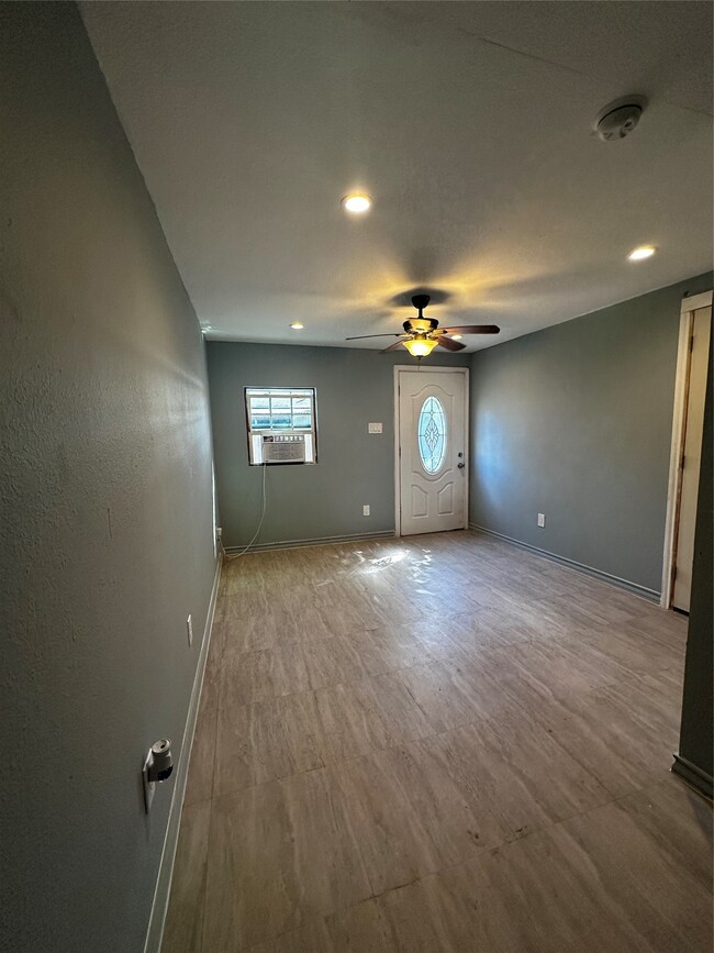 Building Photo - 9337 Talton St