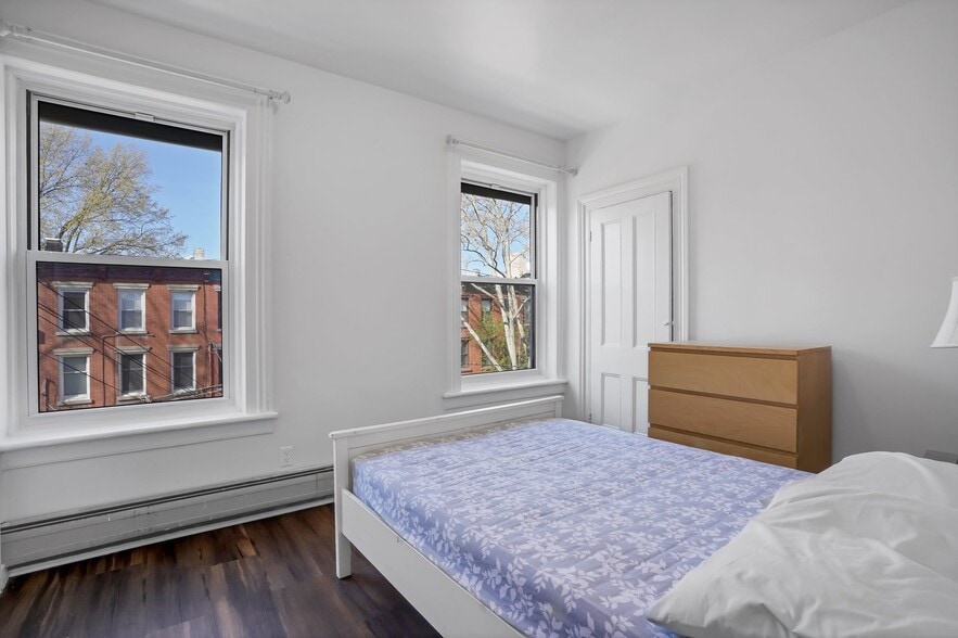 Building Photo - 245 4th St