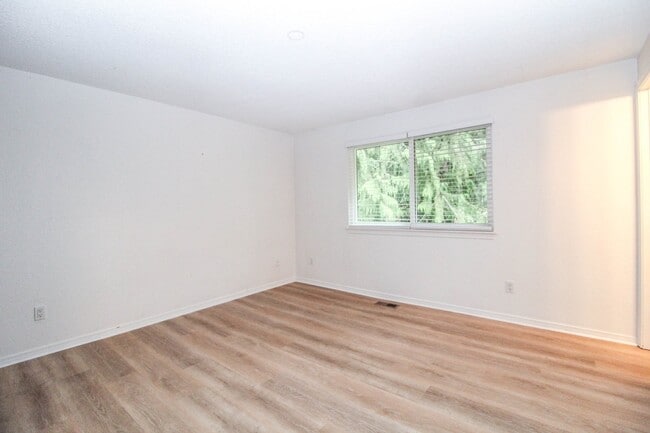 Building Photo - !! $3500 for 18 month lease !!  Private La...