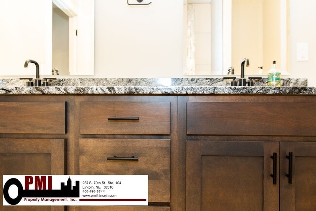 Building Photo - 5 Bedroom and 3 Bathroom House