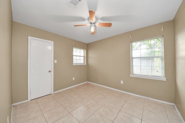 Building Photo - 811 Hillcrest Dr