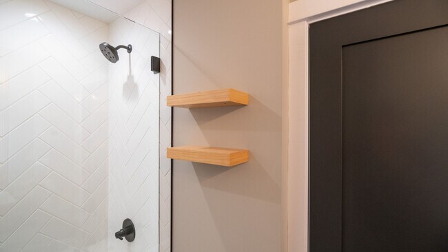 Building Photo - Newly Rehabbed 3-bedroom, 2-bath Gem with In-Unit Washer/Dryer! Discover Uptown Living.