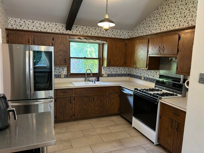Building Photo - 5646 S 45th St