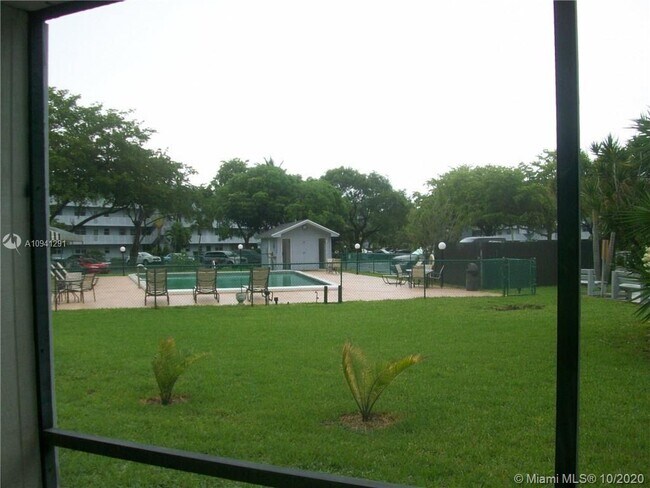 Building Photo - 115 Royal Park Dr