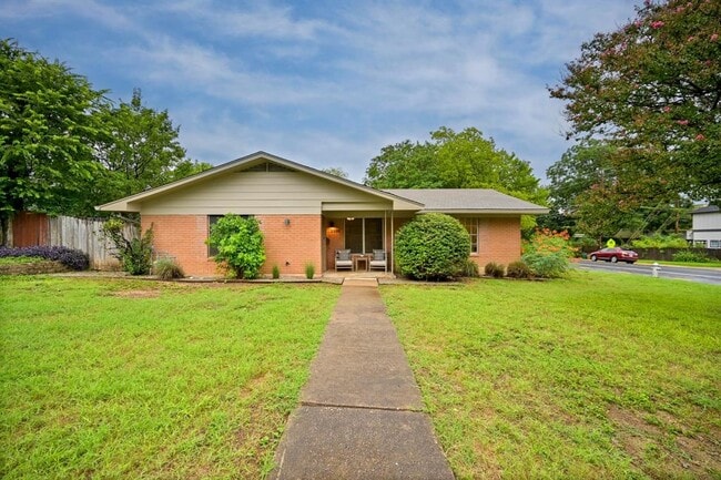 Primary Photo - 2000 Meadowridge Dr