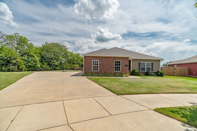 Building Photo - 3 Bedroom 2 Bath West Fay Home w/HUGE Backyard!