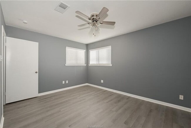 Building Photo - Bryan - 3 Bedroom / 1.5 bathroom / Carport / Back Yard, 2 Story unit.