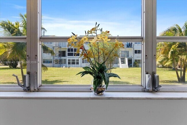 Building Photo - 2200 Park Ln