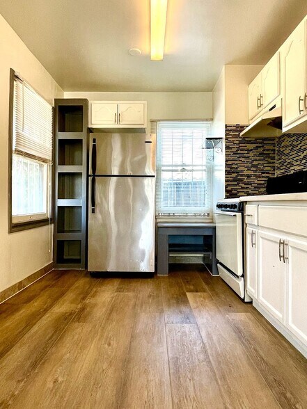 Building Photo - 1345 S Sycamore Ave