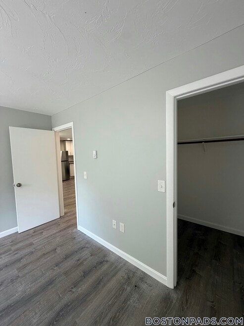 Building Photo - 433 Sunderland Rd