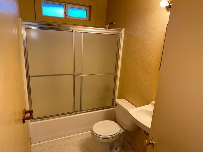 Building Photo - Updated 2 bedroom 1 bath duplex in Eugene!