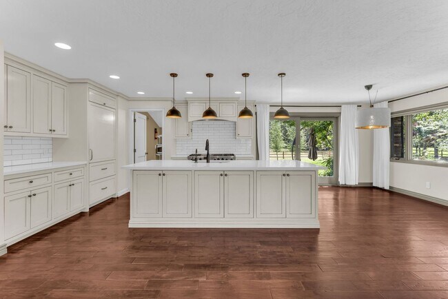 Building Photo - Holiday Ranchettes in Park Meadows