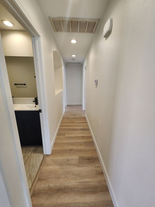 Building Photo - 3 bedroom 2 bathroom close to shops and public transportation