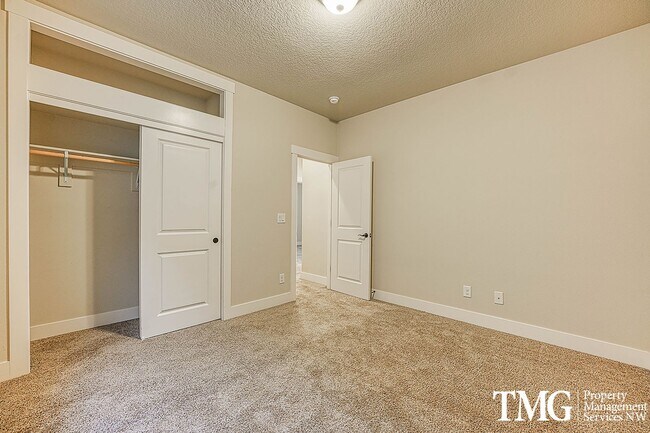 Building Photo - Spacious 4 BD Home with Private Backyard & Community Amenities!