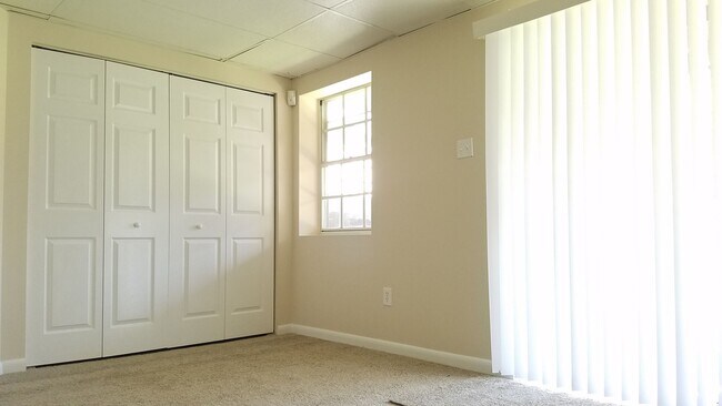 Building Photo - End Unit townhouse in established Frederick neighborhood ready for you!