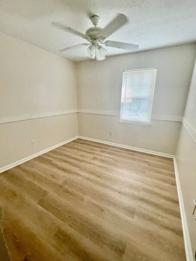 Building Photo - Welcome to this charming 3-bedroom, 2.5-ba...