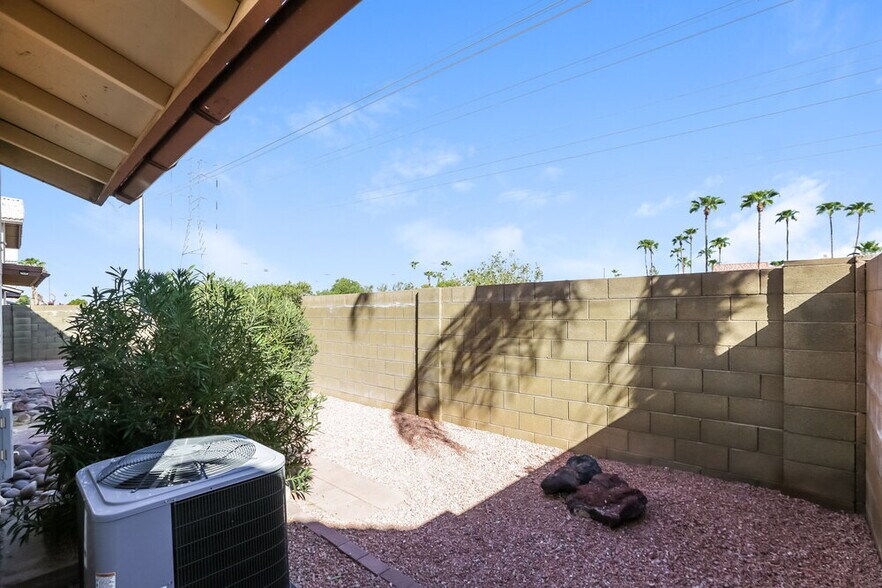 Building Photo - 1220 E Hearne Way